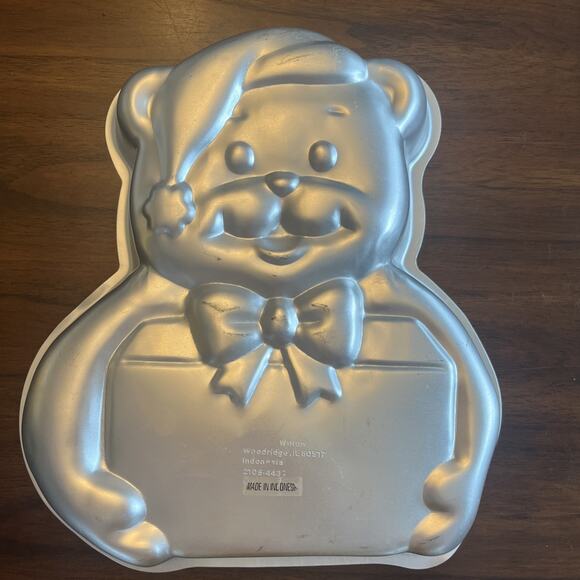 Vintage 1991 Wilton Teddy Bear with Present Cake Pan 2105-4432 - Picture 1 of 6